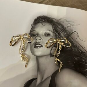 Chic Gold Bow Earrings NWT